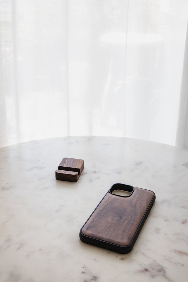 Walnoot houten telefoonhoesje + houten telefoonhouder (iPhone 15)