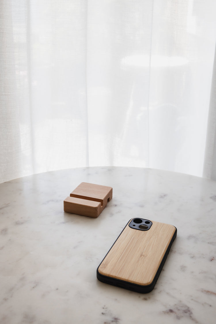 Houten telefoon hoesje + houten telefoonhouder (iPhone 15) - naturel kleur