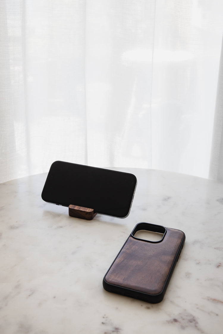 Walnoot houten telefoonhoesje + houten telefoonhouder (iPhone 15 Pro)