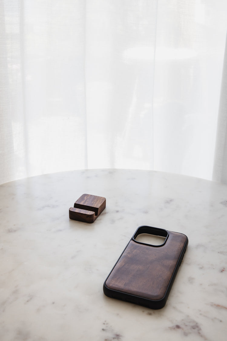 Walnoot houten telefoonhoesje + houten telefoonhouder (iPhone 15 Pro)