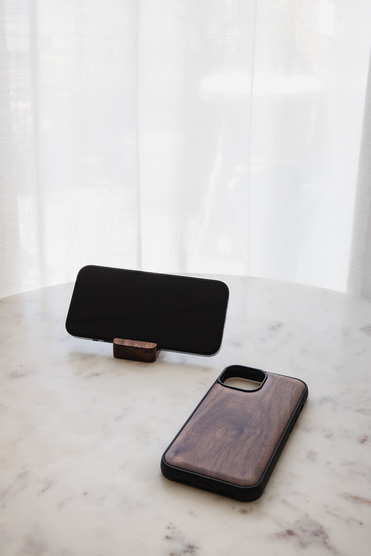 Walnoot houten telefoonhoesje + houten telefoonhouder (iPhone 15)