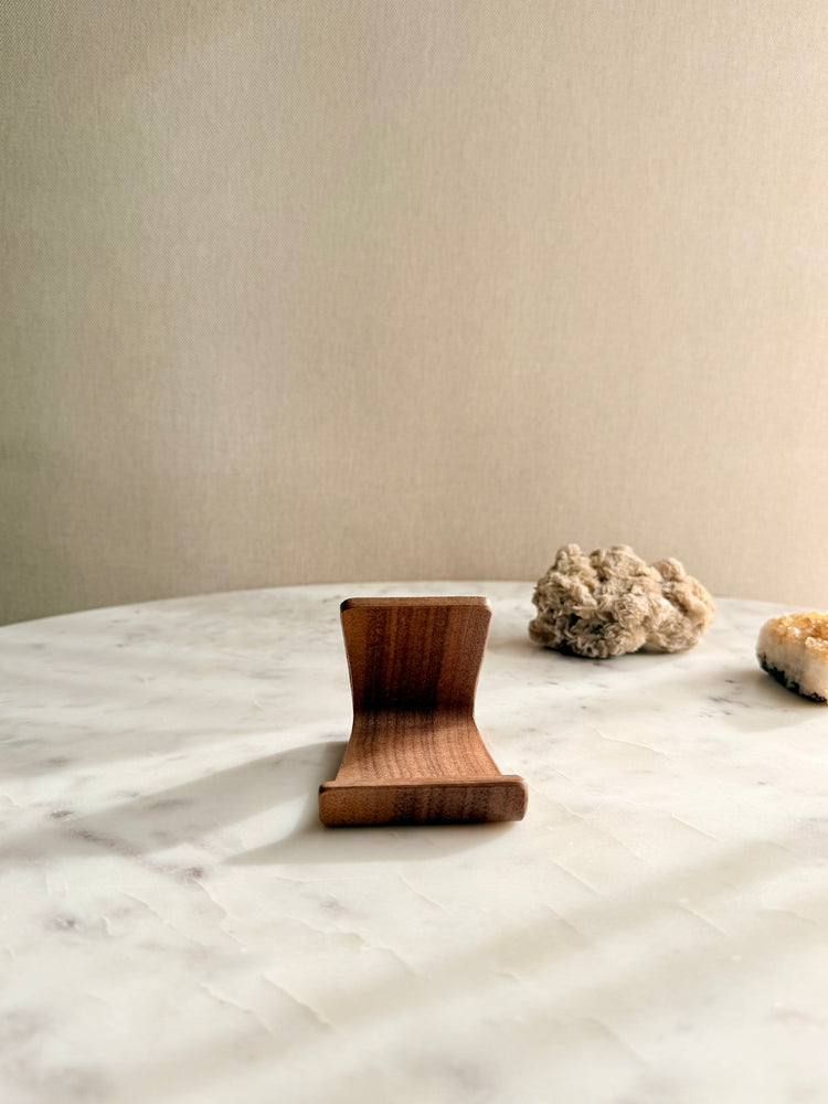 Luxe houten telefoon standaard van zwart walnoothout