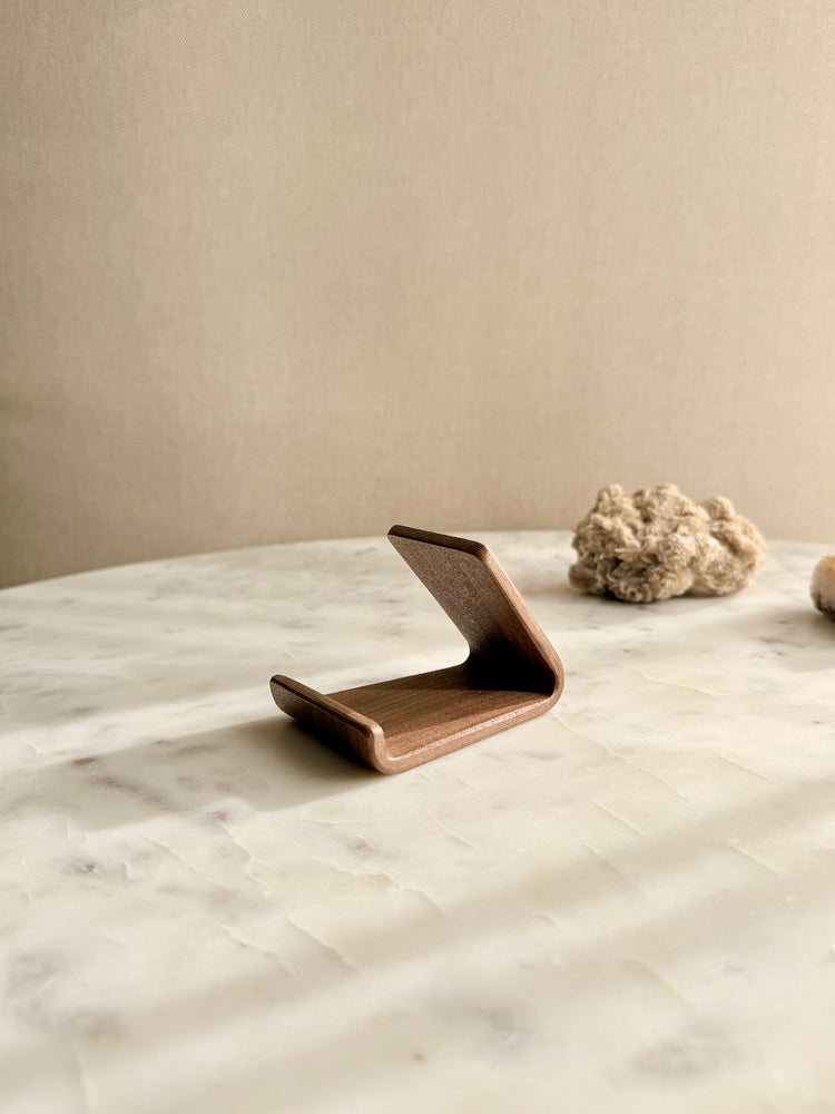 Luxe houten telefoon standaard van zwart walnoothout