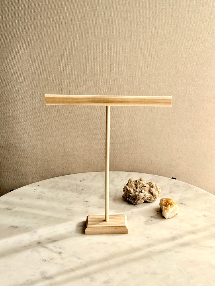 houten sieradenstandaard