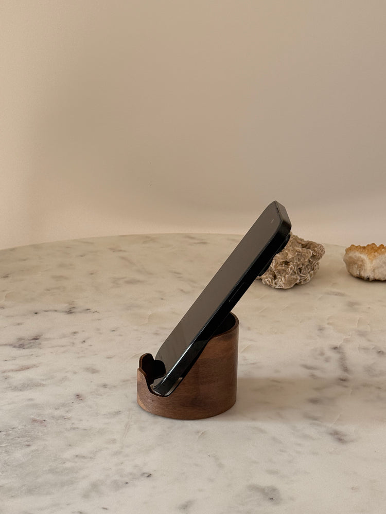 houten telefoonhouder van zwart walnoothout