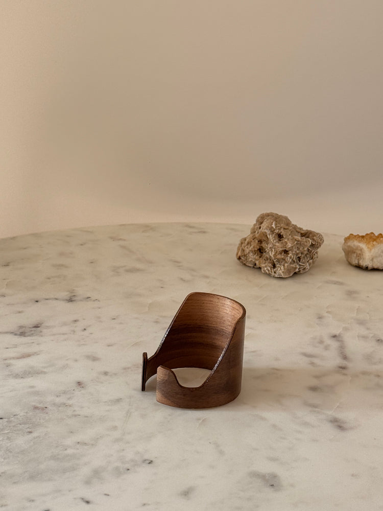 houten telefoonhouder van zwart walnoothout