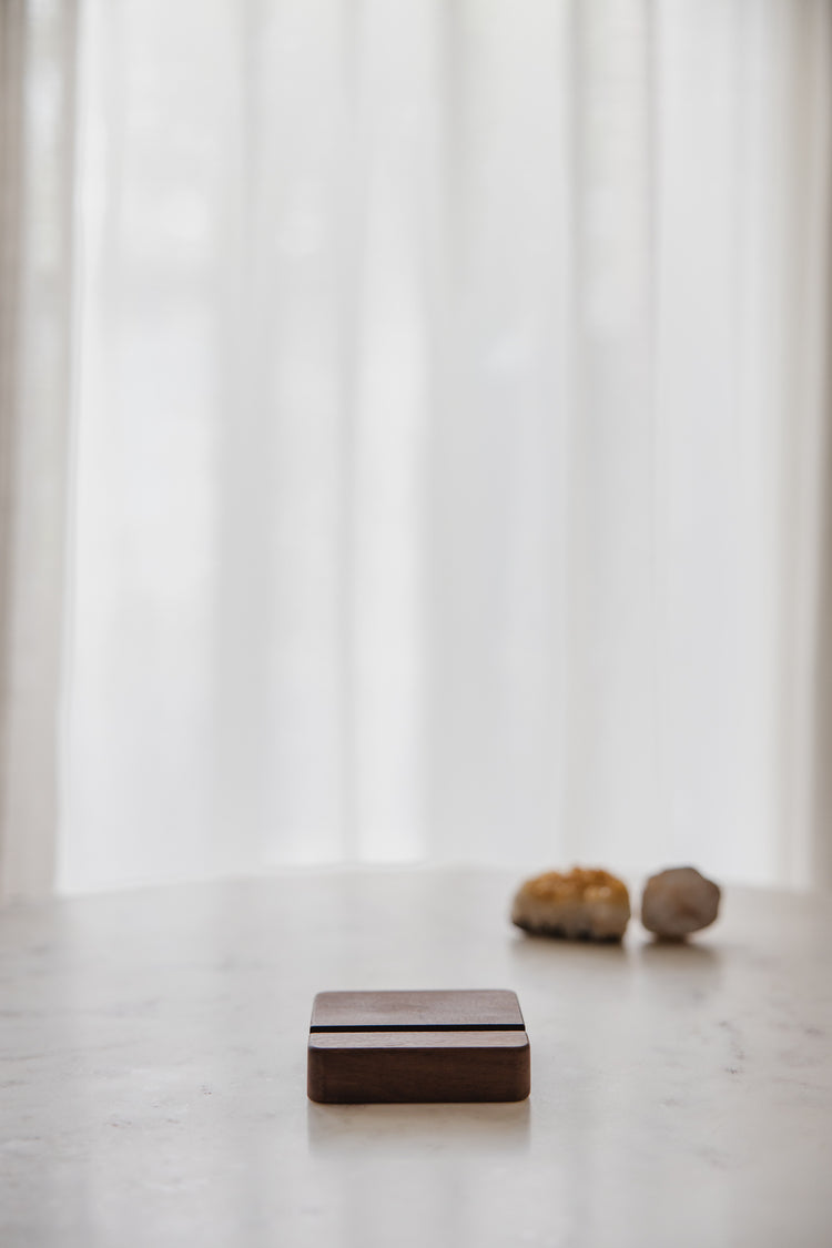 Houten telefoonhouder walnoot kleur