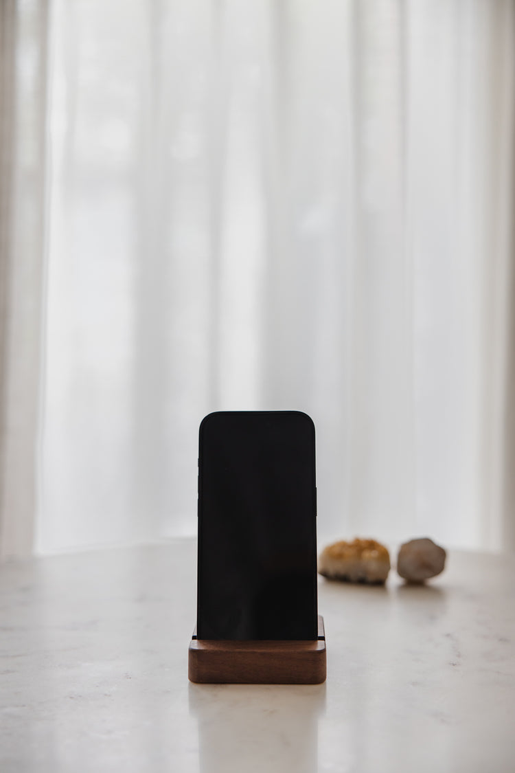 Houten telefoon houder walnoot kleur