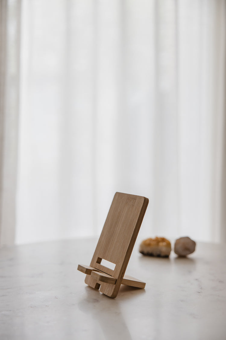 houten telefoonstandaard mobiel