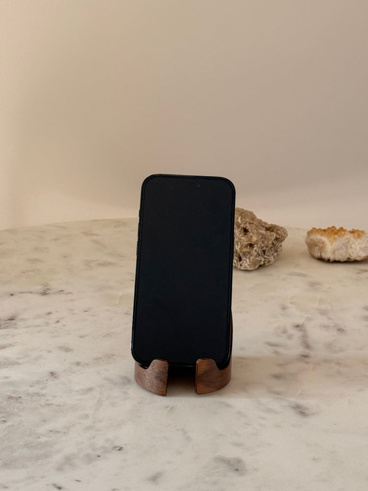 houten telefoonhouder van zwart walnoothout