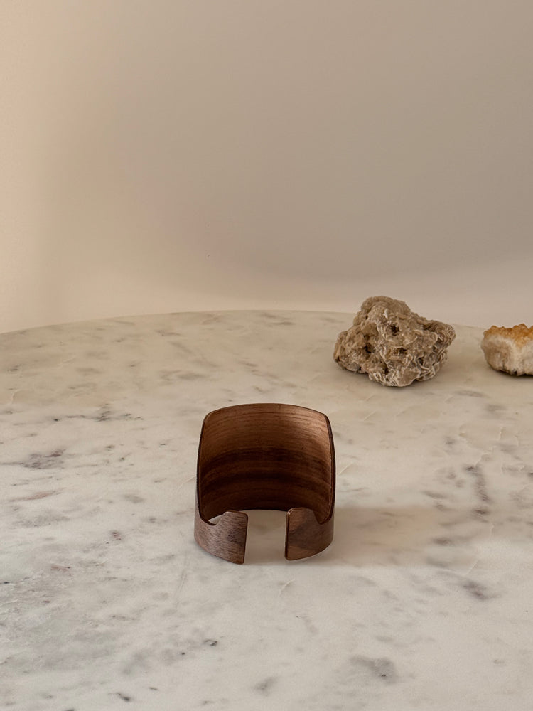 houten telefoonhouder van zwart walnoothout
