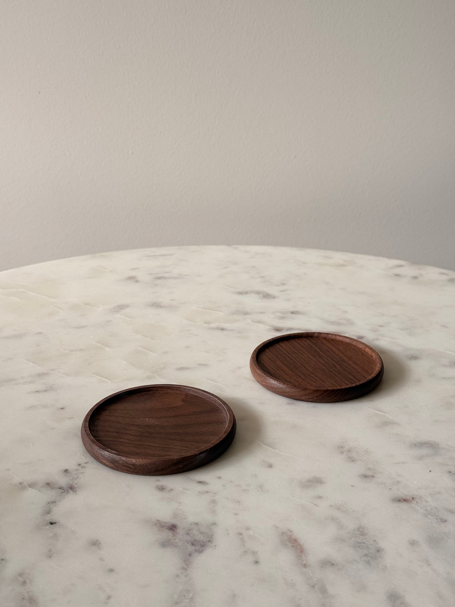 ronde houten onderzetters walnoot