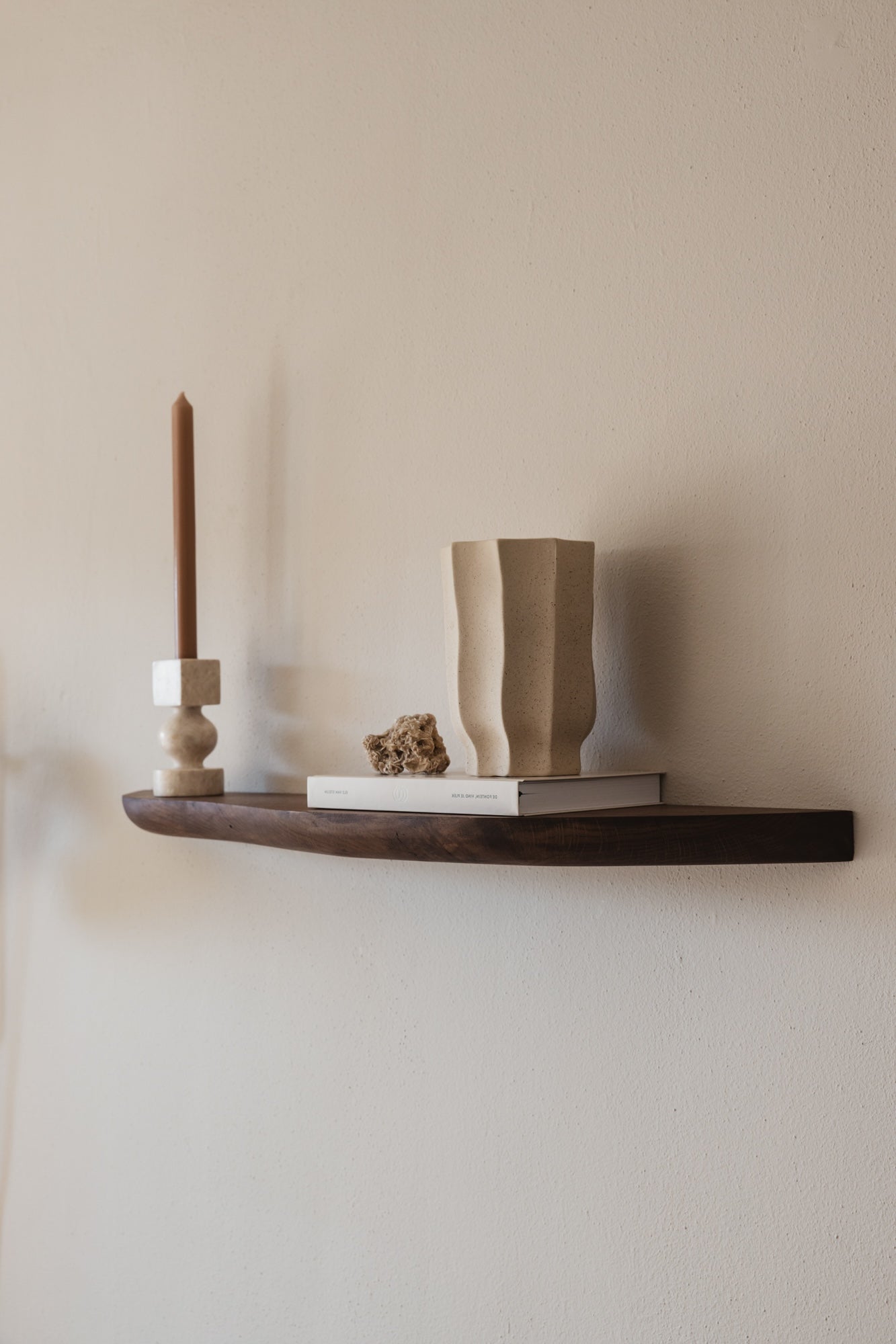 organische wandplank walnoot
